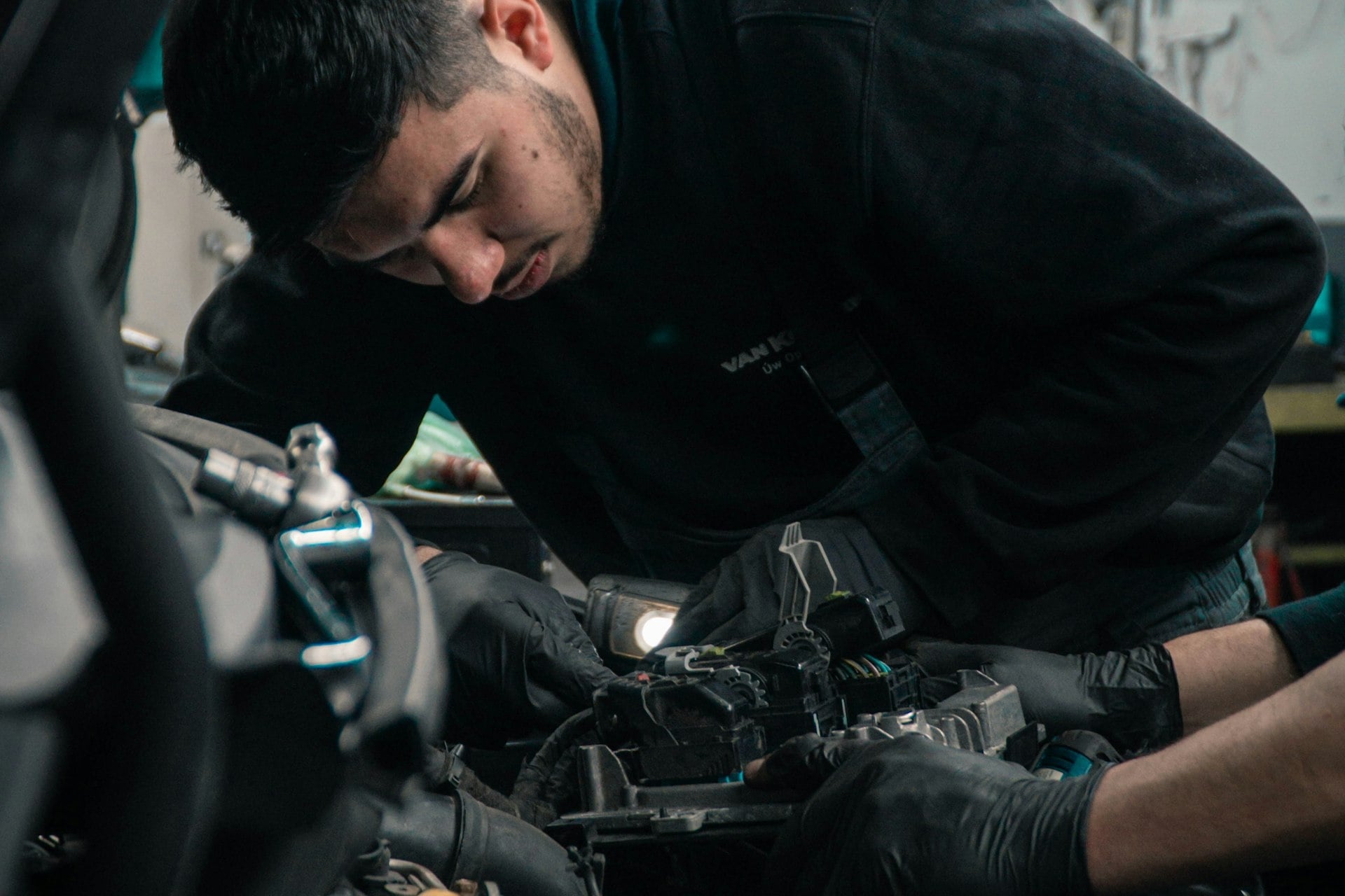 Kfz-Mechaniker bei der Arbeit